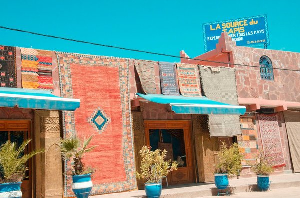 Comment découvrir les traditions de la fabrication de tapis berbères au Maroc?